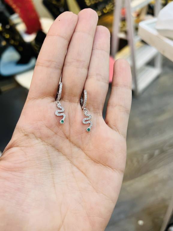 Silver snack earring 
