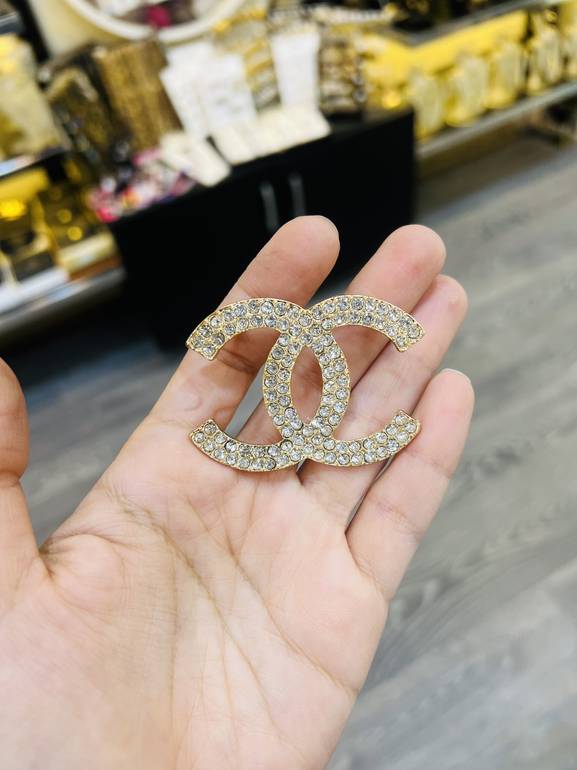 Gold chan*l brooch 