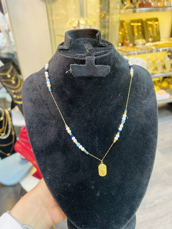 Elegant necklace with blue stones