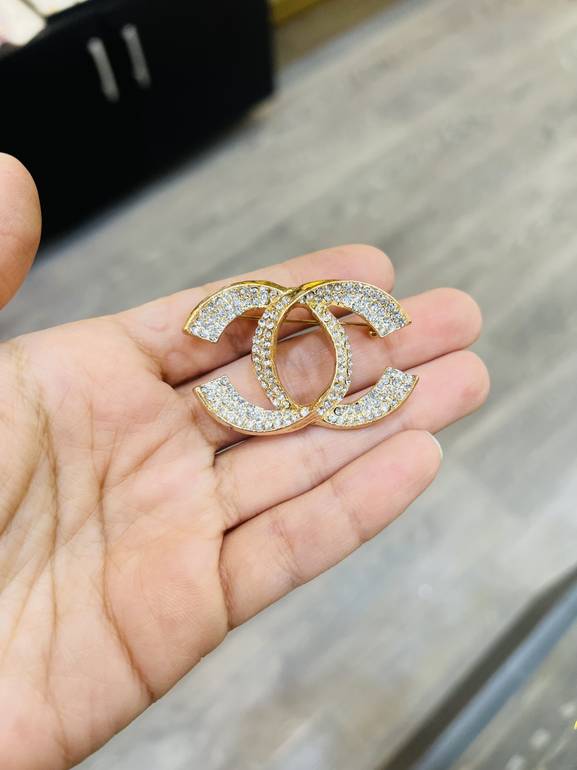 Gold brooch chanel*l