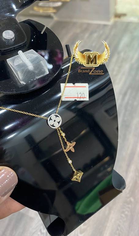 Short necklace 
