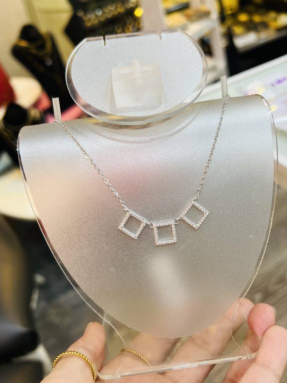 Simple diamond necklace 