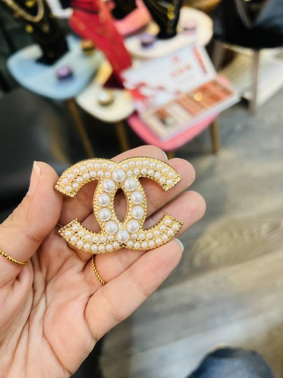 Gold brooch Chan*l