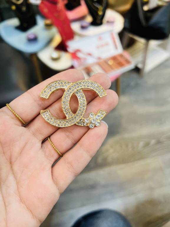 Gold Brooch CHAN*l