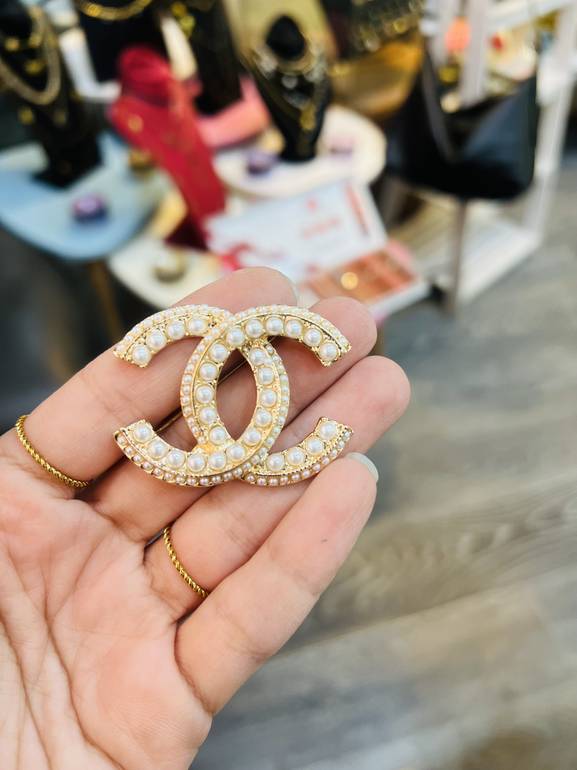 Gold chan*l brooch 7