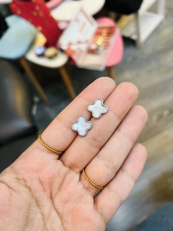 Silver van Cl**f earring 