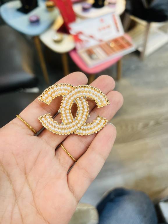 Gold chn*l brooch 6