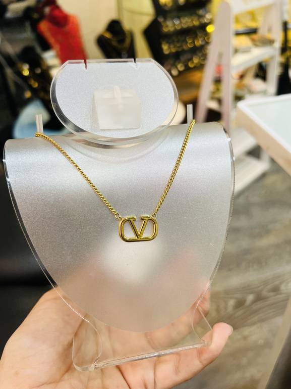 V*lnt*no necklace 