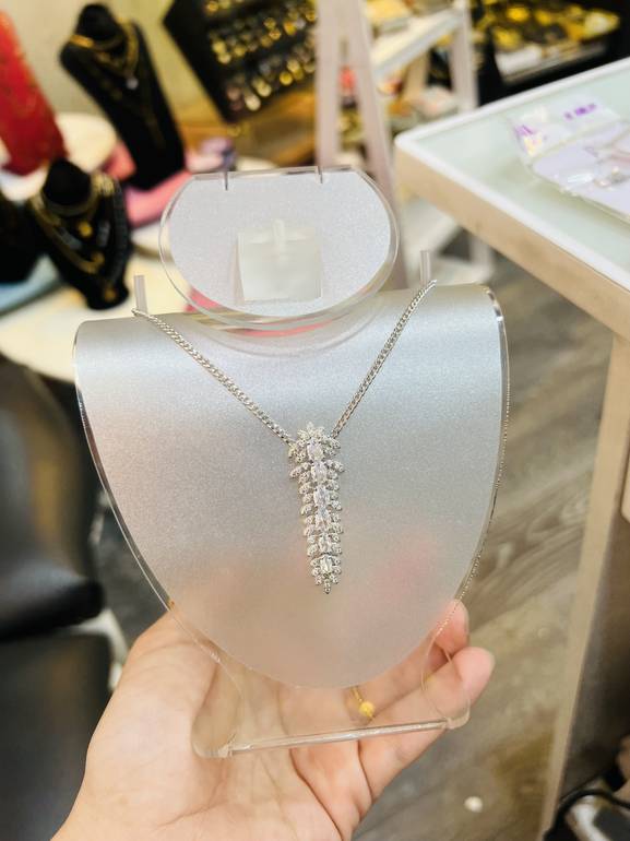 Elegant silver necklace 