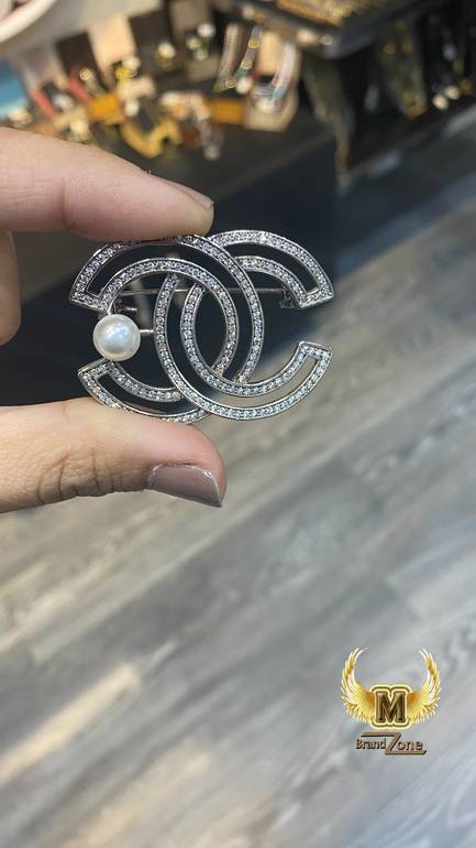 Brooch 