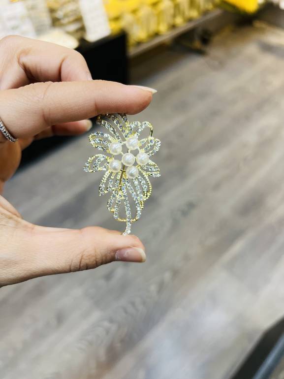Gold brooch 1