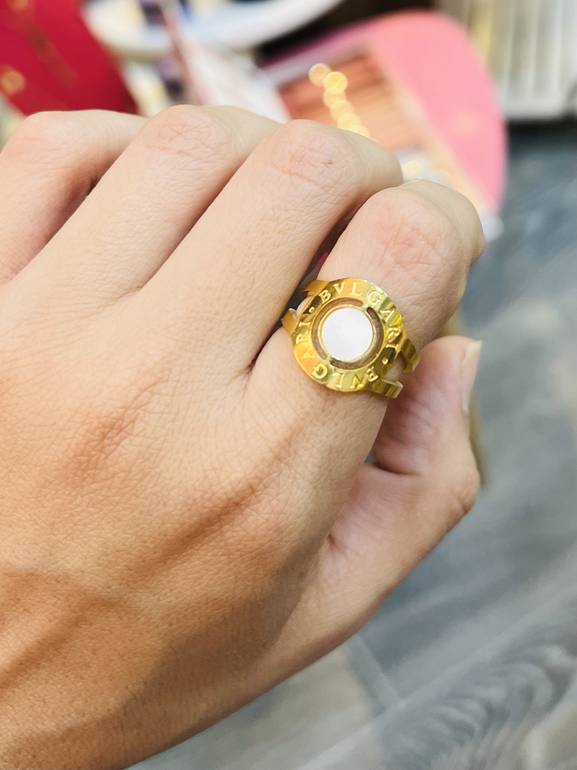 White bvlag*ri ring Free size 