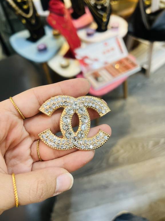 Gold chan*l brooch 3