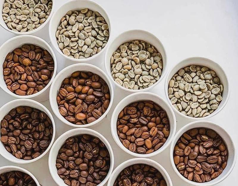 عالم القهوة المختصة في التحميص: من البذرة إلى الفنجان المثالي