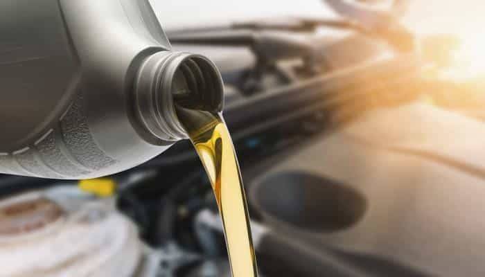 أهمية زيوت المحركات في صيانة السيارات