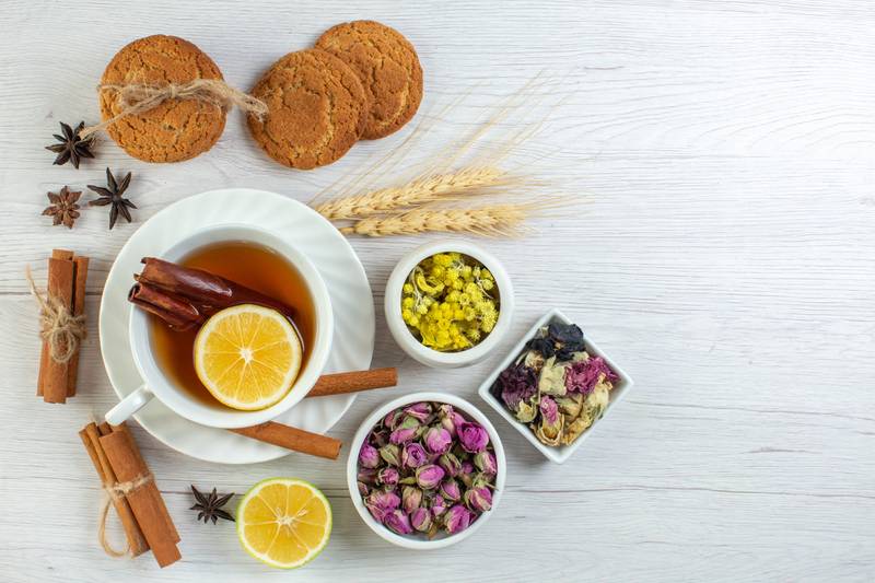 أفضل أعشاب ومشروبات طبيعية لتنظيف الجسم من السموم وتعزيز النشاط