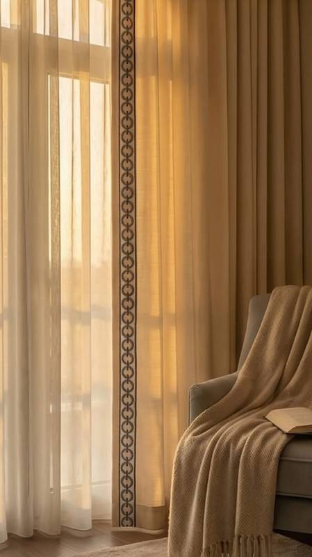 مجلس رجال مع ستائر وطاولات