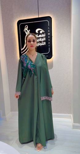 جلابية كريب جاكار لون أخضر أنيق مع تطريز ناعم
