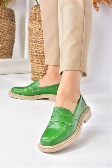 حذاء لوفرز أخضر نسائي