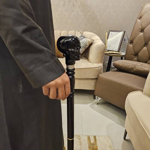 عصا الجمجمة السوداء الخشبيه