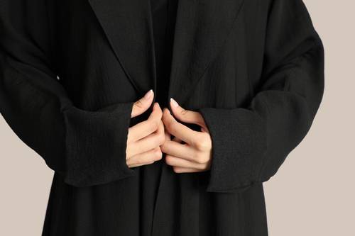 عباية عملية خامة الكريب الاسود