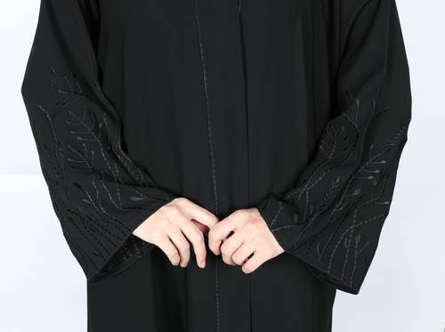 عباية سوداء خامة الكريب بتطريز