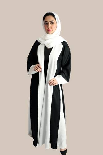 عباية بخامة الكريب الاوف وايت مع شيفون اسود
