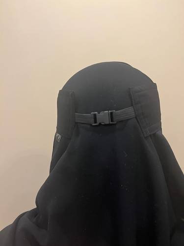 نقاب مشبك من الخلف