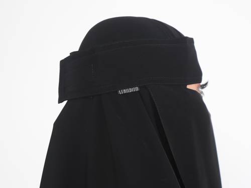 نقاب لاصق