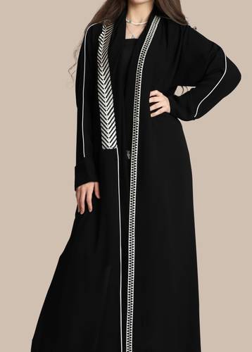 عباية سوداء بتطريز  