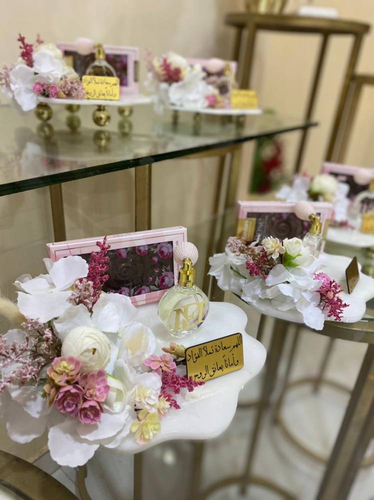 توزيعات شوكلاتة وعطر بقاعدة من الريزن
