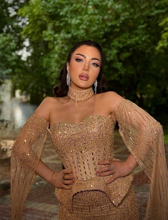 فستان ملكي ذهبي بقصة كورسيه وأكمام طويلة