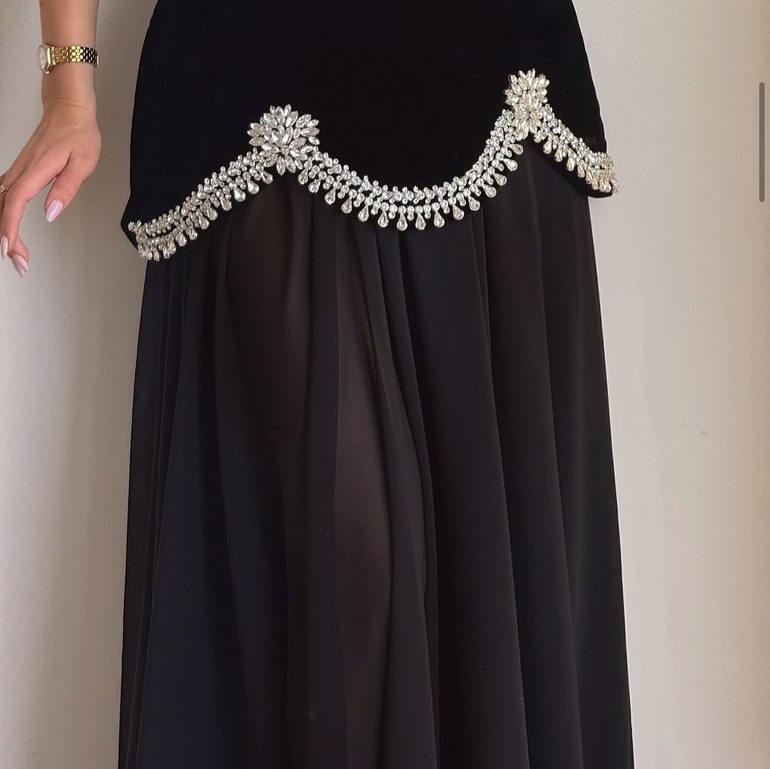 فستان اسود مخمل بدون أكمام