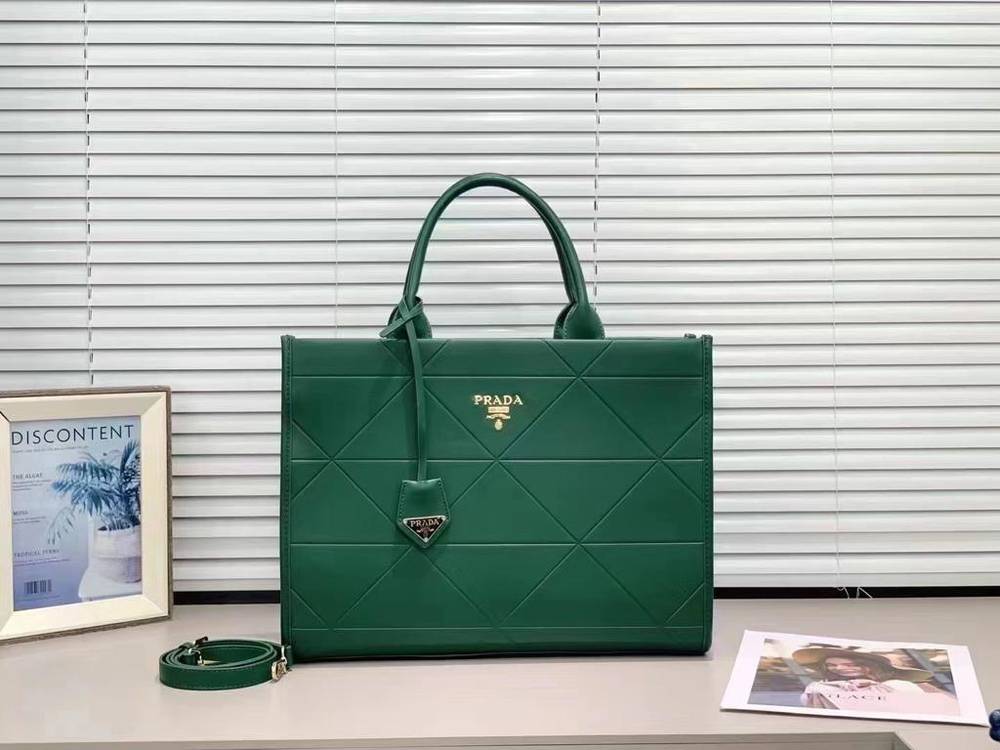  شنطة نسائية ماركة برادا 