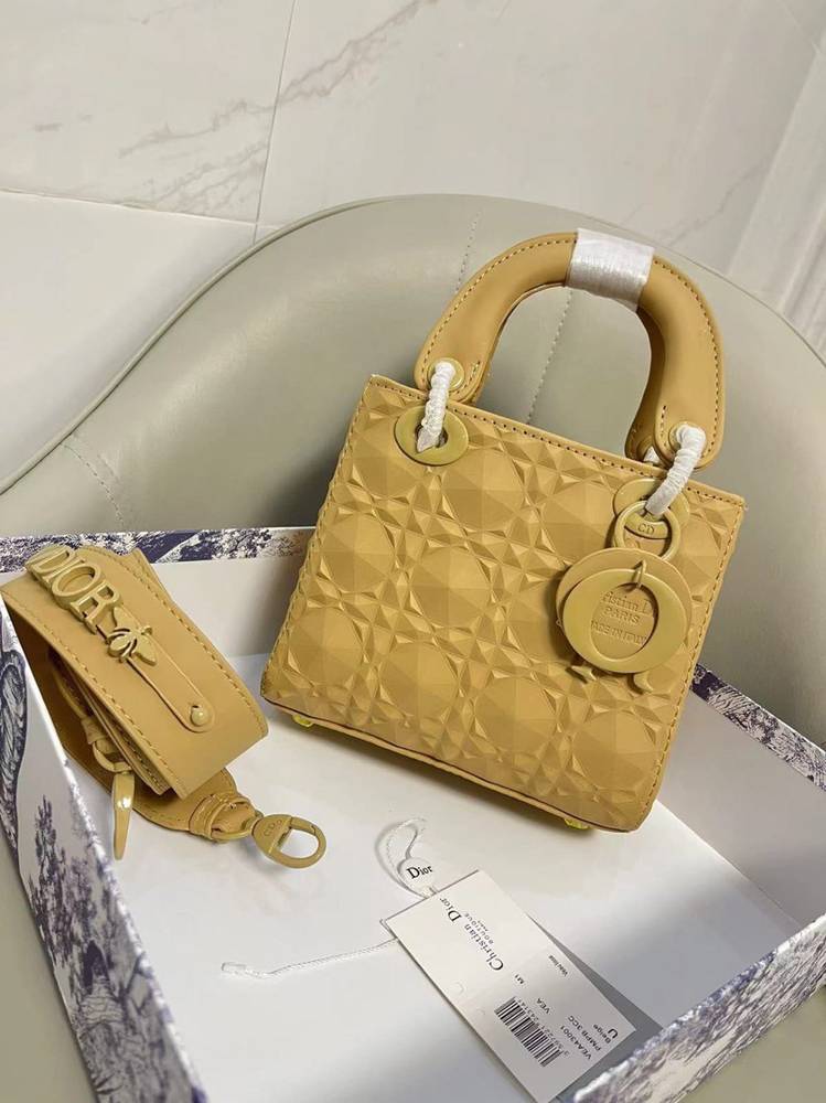  شنطة نسائية ماركة ديور 
