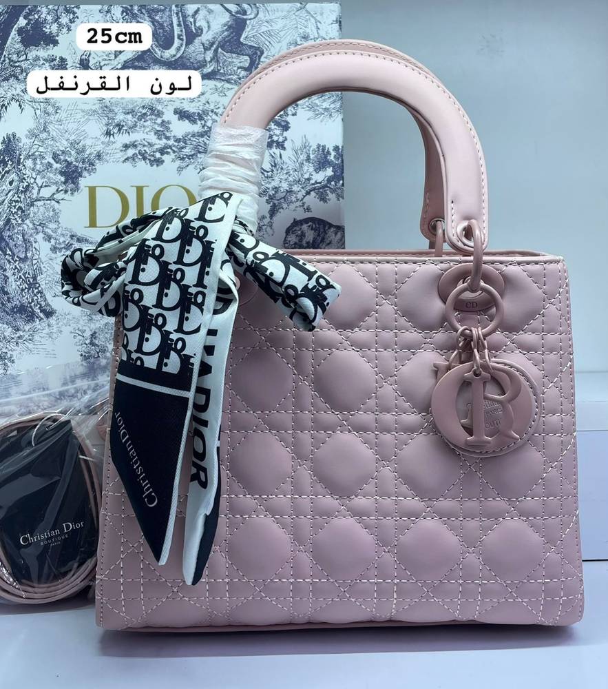  شنطة نسائية ماركة ديور 