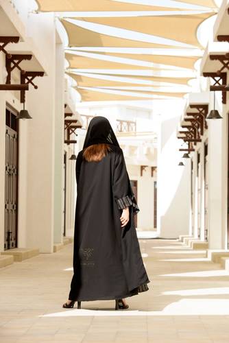 عباية سوداء بفستان متصل مخططة - Z875