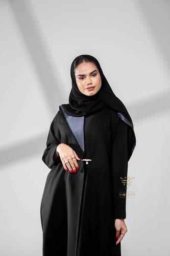 عباية سوداء بياقة كحلية ومشبك-Z6062
