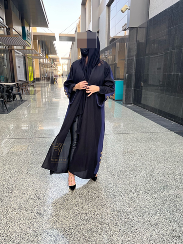 عباية سوداء بجوانب كحلية وأزارير ذهبية- Z620 
