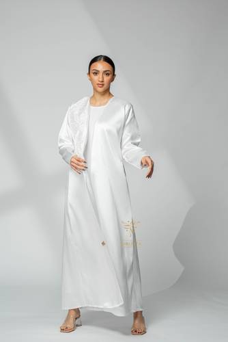 عباية بشك كرستال في الياقة Z6067