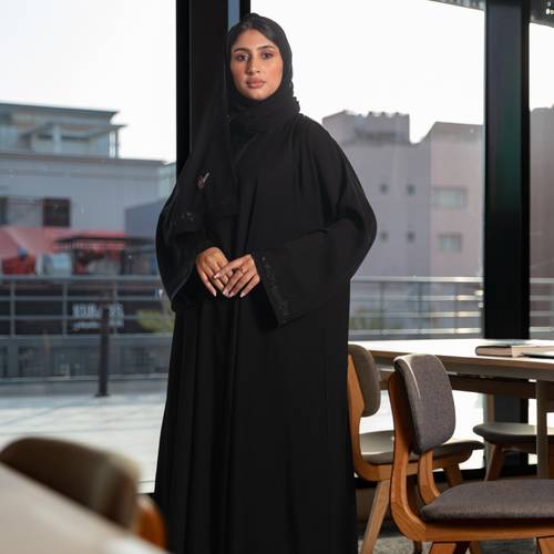 عباية كتف نص كلوش كم واسع قماش شريفة بلس مطرزة Lyka14 