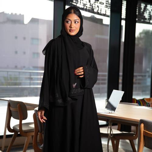 عباية كتف قصة نص كلوش قماش شريفة بلس مطرزة Lyka22