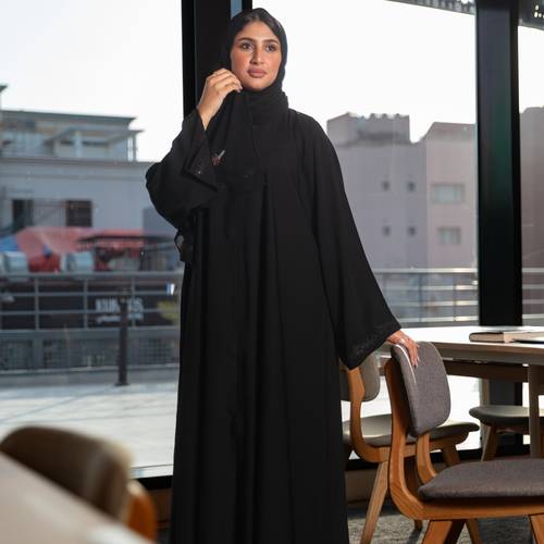عباية كتف نص كلوش كم واسع قماش شريفة بلس مطرزة Lyka14 