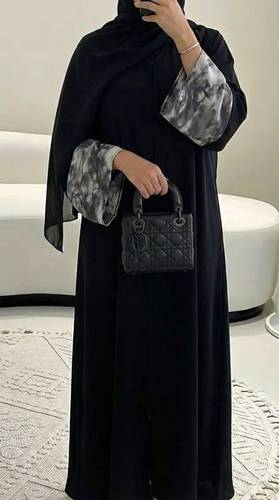 عباية نص كلوش بأكمام رمادية أنيقة