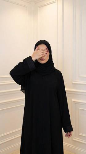 عباية سوداء بقصة نص كلوش أنيقة