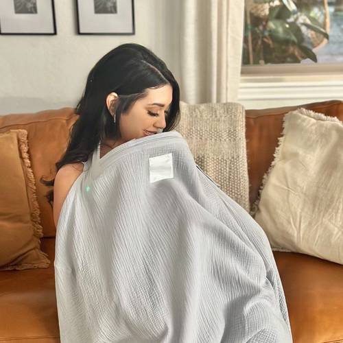 غطاء للرضاعه الطبيعيه من القطن الطبيعي مزوده بمروحه للتبريد 