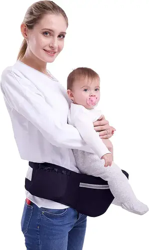حزام يسهل حمل الاطفال مزود بجيوب للتخزين.