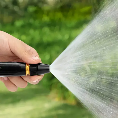 اداة تثبت على خرطوش الماء للتحكم بطريقة ضخ وتوزيع الماء.