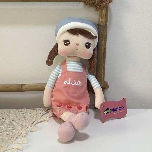 دمية وردية زاهية