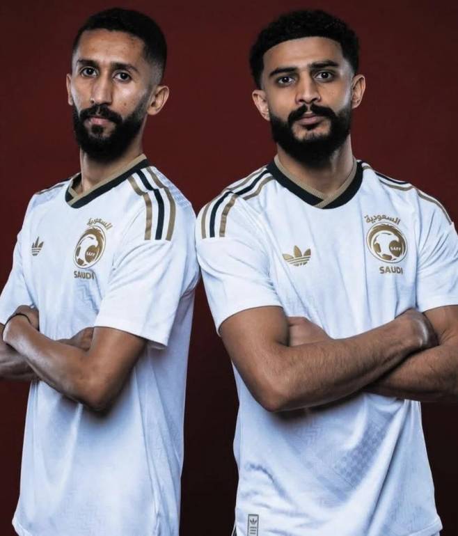 طقم المنتخب السعودي الأبيض الجديد